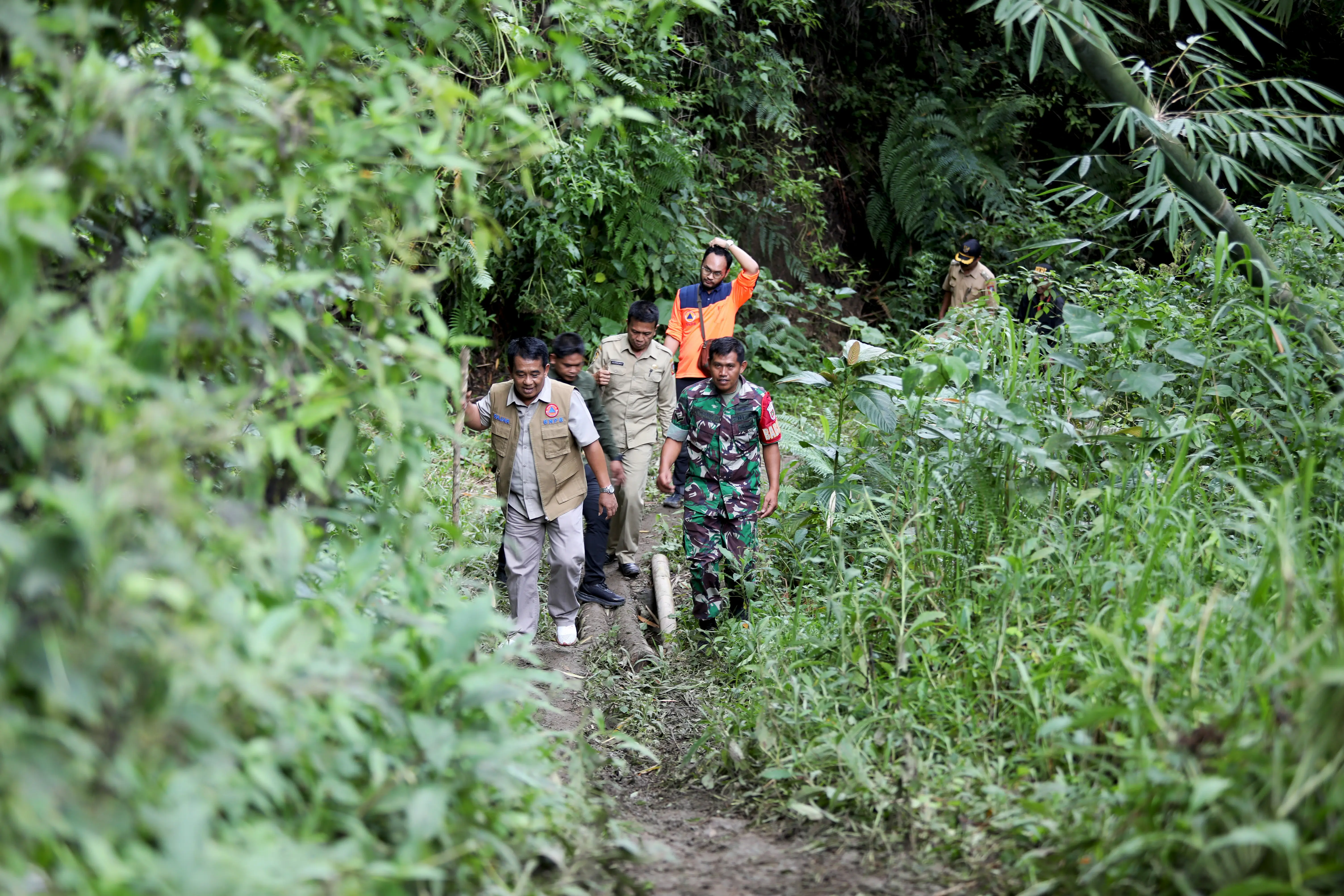 Fajar dan rombongan  berjalan mendaki bukit selama 45 menit untuk mencapai titik mahkota longsor yang berada di ketinggian 1.300 mdpl.